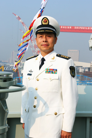 中國第一艘航空母艦“遼寧艦”政治委員梅文，1965年出生于湖北黃梅，海軍大校軍銜，大學(xué)本科學(xué)歷。　新華社記者 查春明 攝