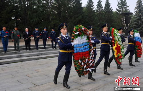 雙方空軍代表獻(xiàn)花
