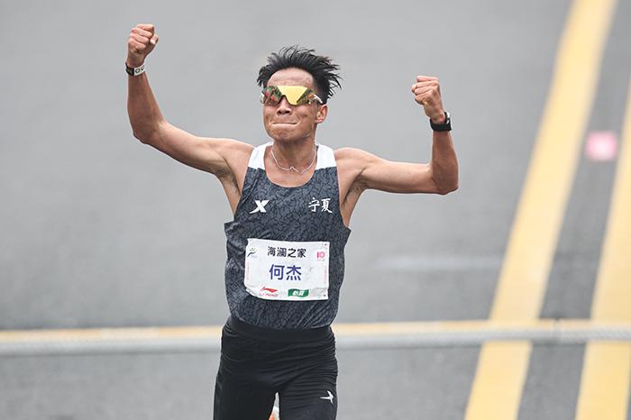 2小時(shí)06分57秒！何杰打破全國馬拉松紀(jì)錄