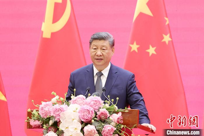 習近平同越共中央總書記蘇林、越南國家主席梁強共同會見中越人民大聯(lián)歡活動代表