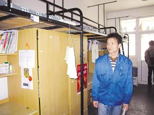 周磊從實(shí)習(xí)工廠剛剛結(jié)束工作回到宿舍。