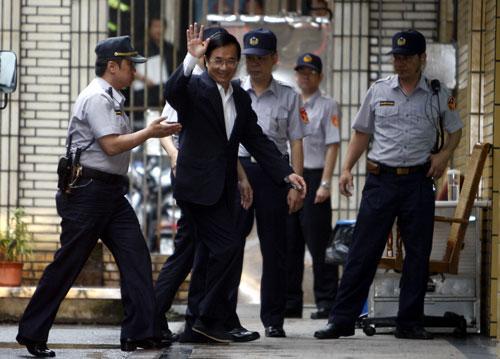 11日上午，扁家弊案二審宣判，陳水扁走下囚車時神情愉悅地向媒體記者揮手致意。圖片來源：“中央社”