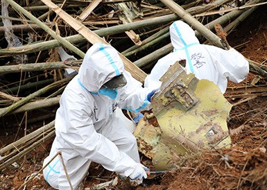 武警官兵分批次、分區(qū)域搜索
