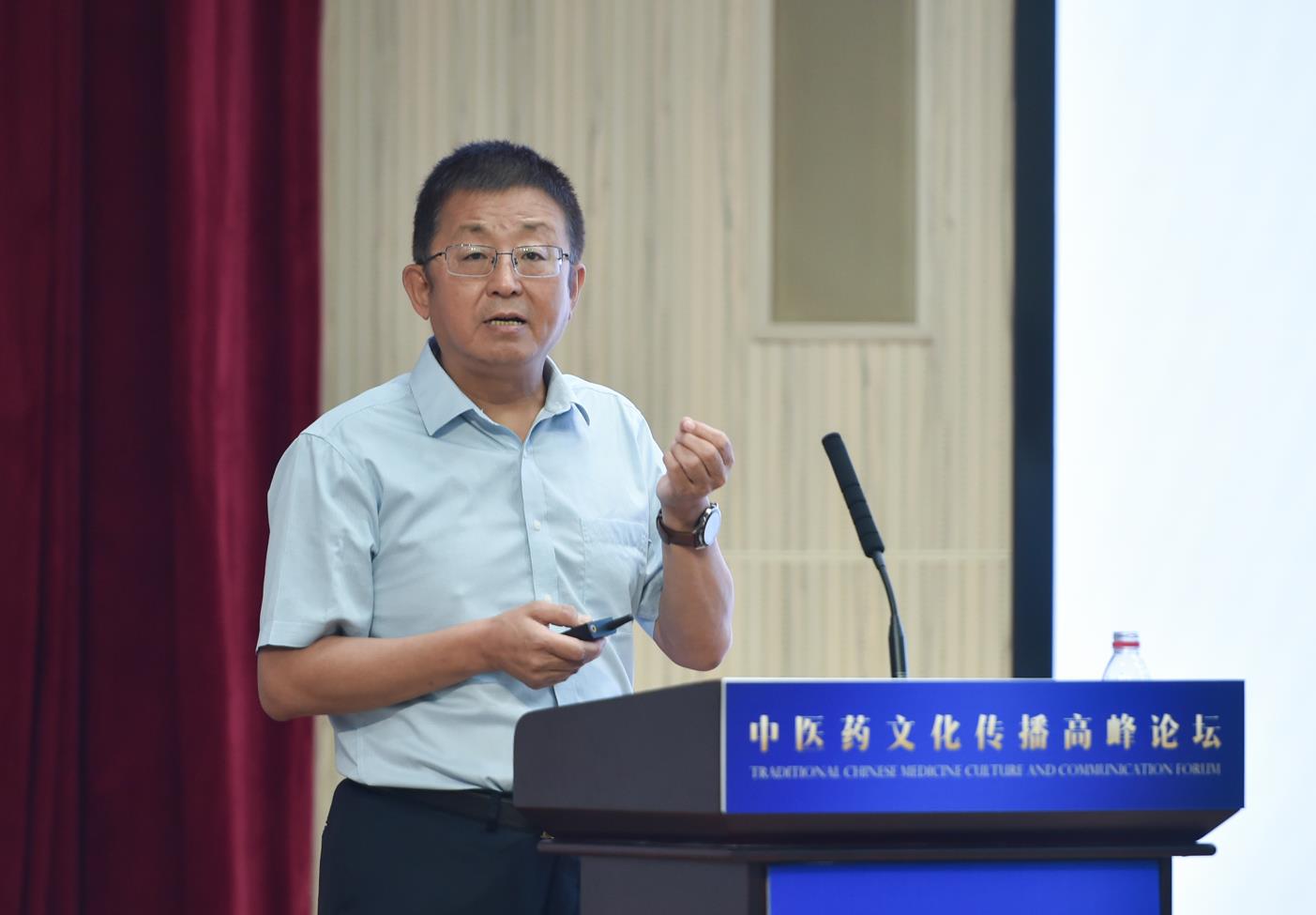 中國中醫(yī)科學(xué)院原院長、首席研究員、中國非物質(zhì)文化遺產(chǎn)保護(hù)協(xié)會副會長兼中醫(yī)藥委員會會長曹洪欣發(fā)表主旨演講。