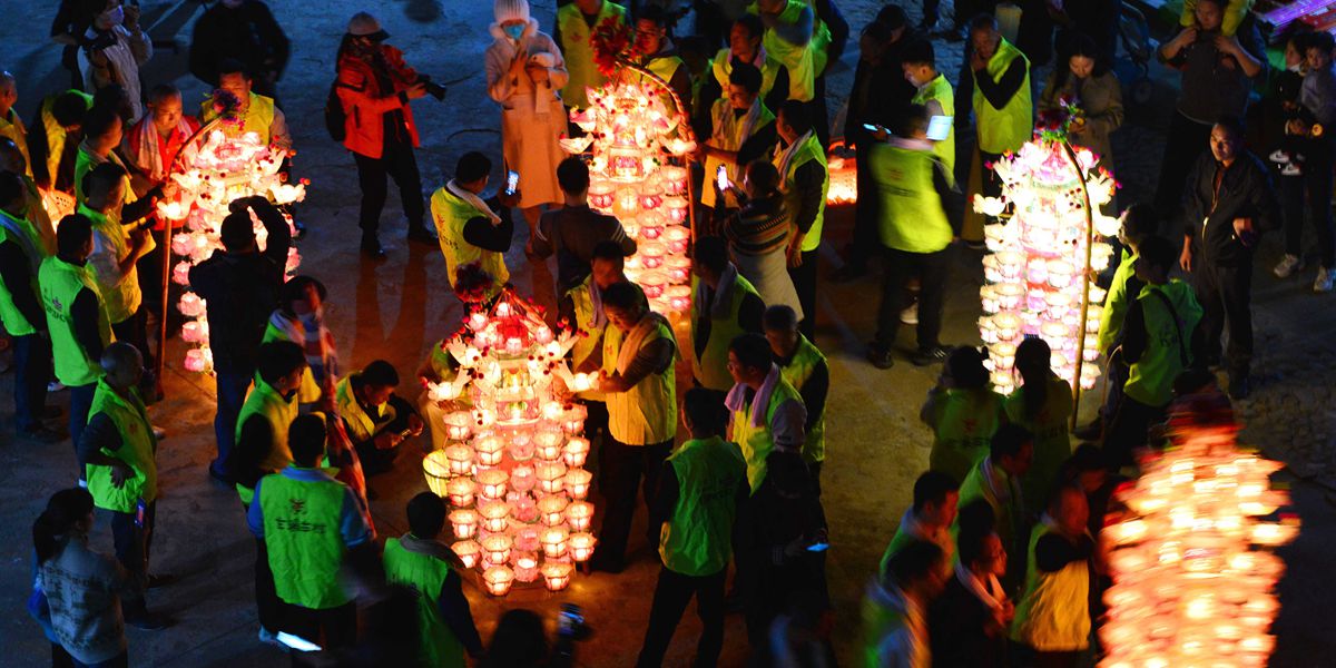 福建閩西：芷溪游花燈——“紙做燈、油點(diǎn)燈、紙包火”