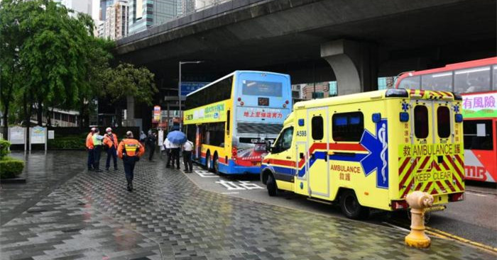 香港島西區(qū)隧道出口兩巴士與的士相撞 至少9人傷