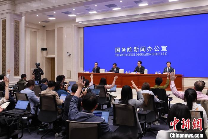 4月17日，中國國務(wù)院新聞辦公室在北京舉行新聞發(fā)布會，國家發(fā)展改革委副主任劉蘇社，副秘書長、國民經(jīng)濟(jì)綜合司司長袁達(dá)，政策研究室主任金賢東解讀宏觀經(jīng)濟(jì)形勢和政策，并答記者問。 <a target='_blank' href='/'>中新社</a>記者 楊可佳 攝