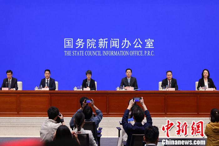 4月19日，中國國務(wù)院新聞辦公室在北京舉行新聞發(fā)布會(huì)，商務(wù)部副部長郭婷婷、商務(wù)部綜合司司長楊濤、市場運(yùn)行和消費(fèi)促進(jìn)司司長徐興鋒、對(duì)外貿(mào)易司司長李興乾、外國投資管理司負(fù)責(zé)人吉小楓介紹2024年一季度商務(wù)運(yùn)行及工作情況，并答記者問。 <a target='_blank' href='/'>中新社</a>記者 楊可佳 攝 