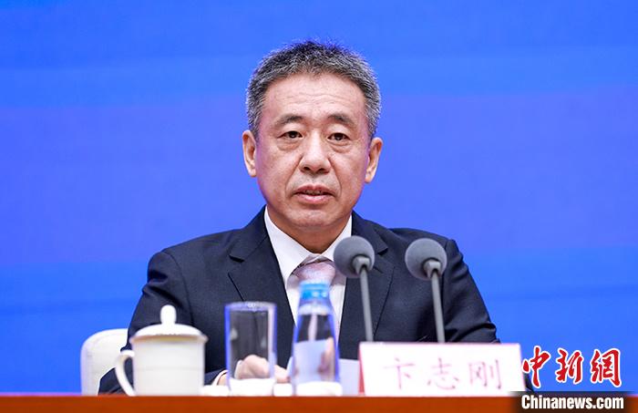 6月27日，中國國務(wù)院新聞辦公室在北京舉行新聞發(fā)布會，國家航天局副局長卞志剛，嫦娥六號任務(wù)總設(shè)計(jì)師胡浩，中國航天科技集團(tuán)有限公司副總經(jīng)理林益明，國家航天局國際合作司負(fù)責(zé)人劉云峰，嫦娥六號任務(wù)副總設(shè)計(jì)師、中國科學(xué)院國家天文臺研究員李春來介紹探月工程嫦娥六號任務(wù)有關(guān)情況，并答記者問。圖為國家航天局副局長卞志剛回答有關(guān)問題。 <a target='_blank' href='/'>中新社</a>記者 賈天勇 攝
