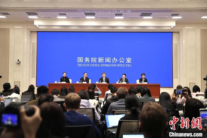 10月12日，中國國務(wù)院新聞辦公室在北京舉行新聞發(fā)布會，財政部部長藍(lán)佛安、財政部副部長廖岷、財政部副部長王東偉、財政部副部長郭婷婷介紹“加大財政政策逆周期調(diào)節(jié)力度、推動經(jīng)濟(jì)高質(zhì)量發(fā)展”有關(guān)情況，并答記者問。 <a target='_blank' href='/'>中新社</a>記者 王紫儒 攝
