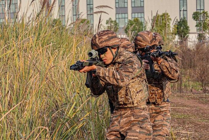 寒冬礪劍！重慶武警特戰(zhàn)隊員冬日練兵忙