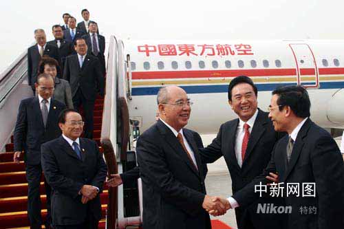 圖：中國(guó)國(guó)民黨主席吳伯雄一行抵達(dá)北京