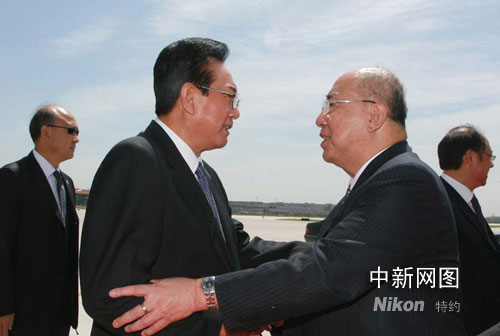 中國(guó)國(guó)民黨主席吳伯雄一行離京飛赴上海
