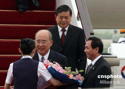 圖：中國(guó)國(guó)民黨主席吳伯雄一行抵達(dá)上海