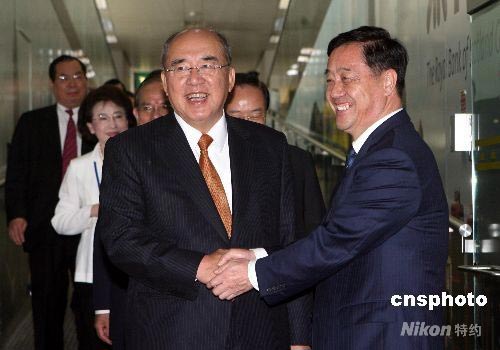 圖：吳伯雄結(jié)束大陸訪問　過境香港返臺(tái)